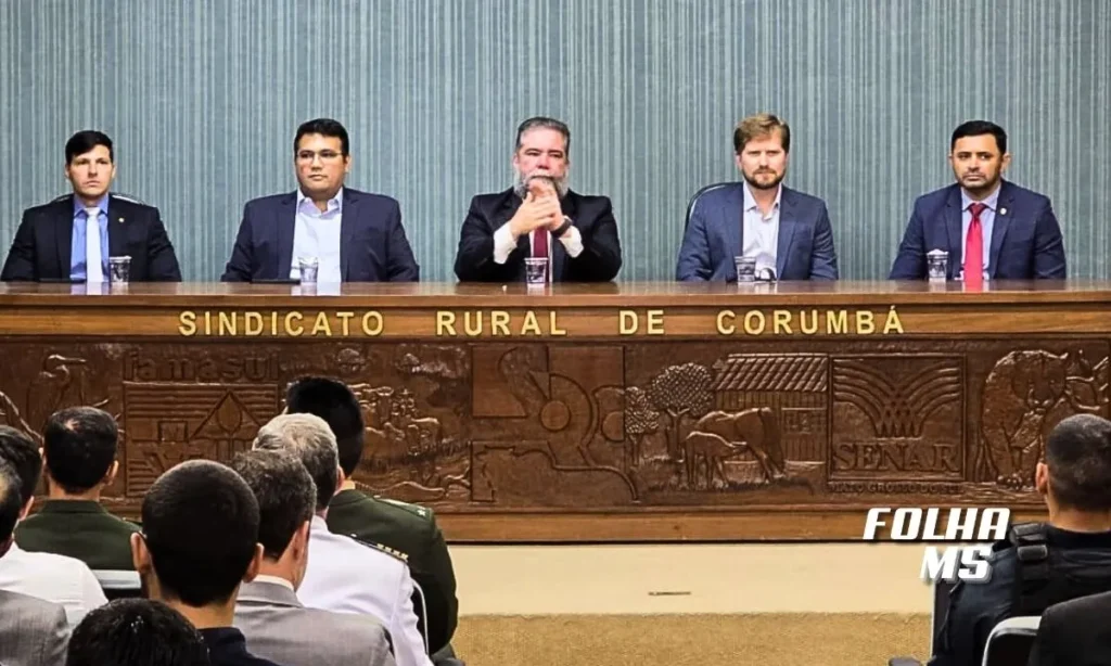 Polícia Federal em Corumbá tem novo comando e plano de expansão 2 Delegado Alexsandro Pereira assume a Polícia Federal em Corumbá, anuncia foco no combate ao crime na fronteira e projeto de nova sede