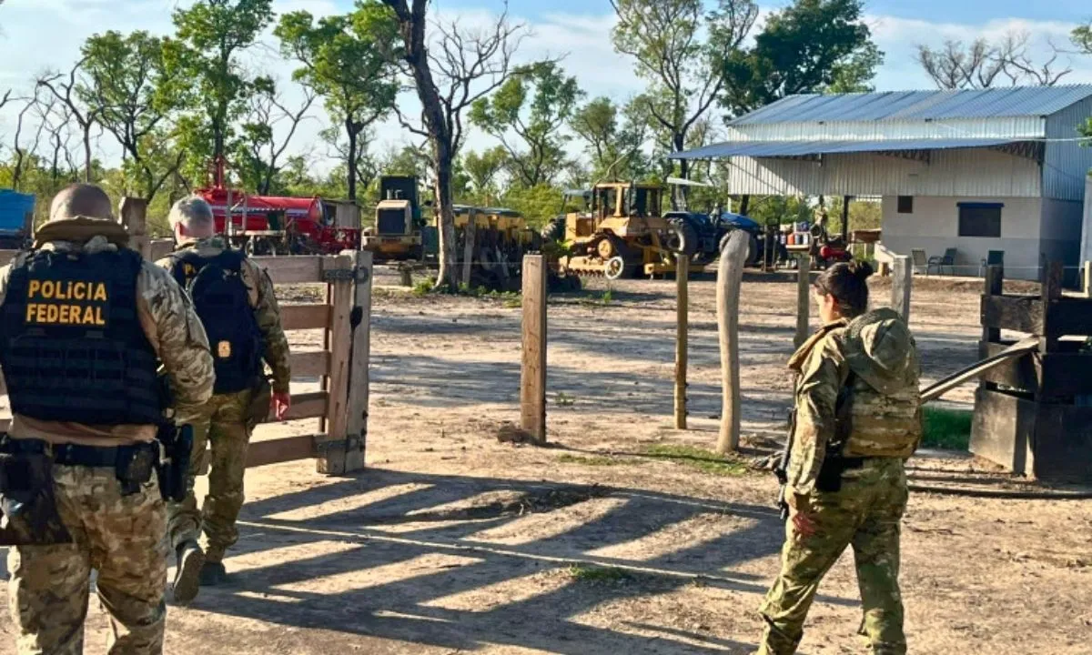 Folha MS - Notícias de Corumbá, Ladário e todo Estado de Mato Grosso do Sul 22 A Polícia Federal deflagrou a Operação Freeloader no Pantanal sul-mato-grossense, investigando fraude na compra de fazenda, manejo irregular de fogo e criação de gado em área da União.