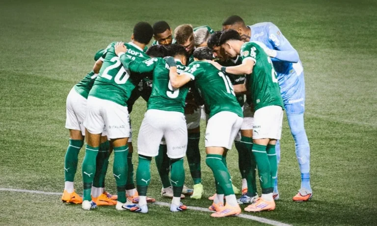 Palmeiras goleia a LDU por 4 a 0, reverte desvantagem e garante vaga na final da Libertadores 2025 contra o Flamengo.