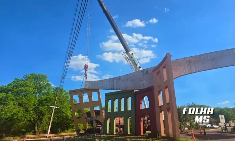 Empresas envolvidas em colisão vão custear os reparos do Portal de Corumbá; prefeitura confirma projeto de modernização do acesso.