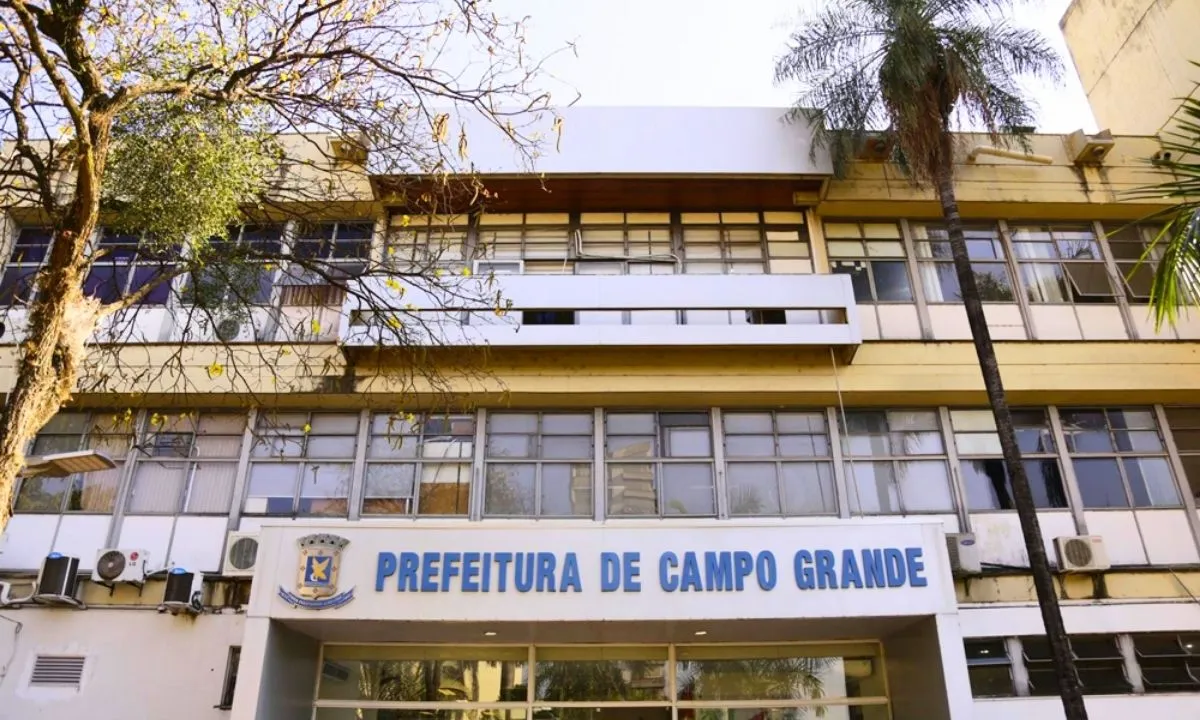 Prefeitura de Campo Grande enfrenta pendência fiscal de R$ 117,7 milhões; certidão vencida trava repasses e afeta transporte coletivo.