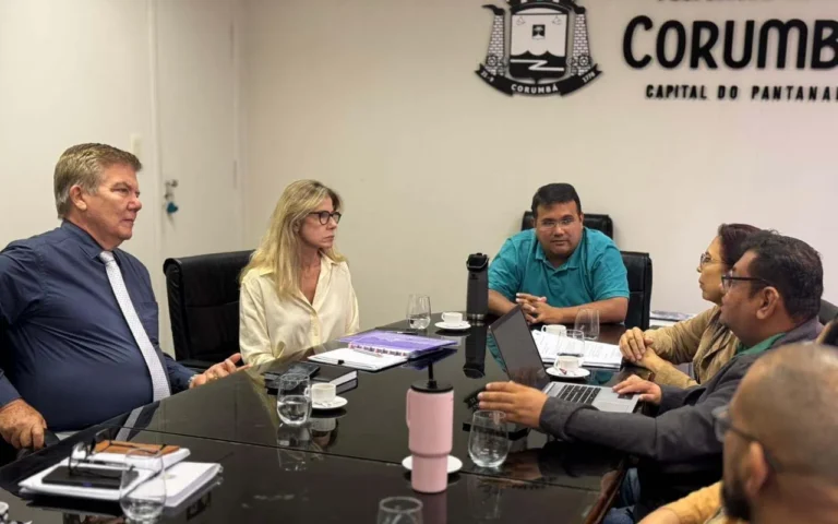 Reunião em Corumbá entre Prefeitura e SIMTED retira projeto de lei e discute situação de professores convocados.