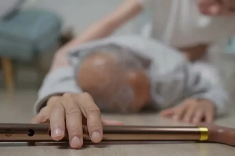 Duas idosas são socorridas pelos bombeiros em Corumbá após quedas com fraturas nesta quinta-feira (16).