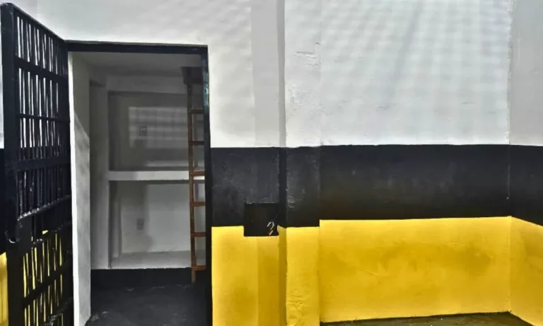 O Estabelecimento Penal Masculino de Corumbá inaugurou uma cela para internos universitários, oferecendo melhores condições de estudo e reforçando a educação como ferramenta de reinserção social.