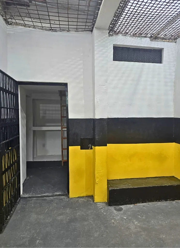 Presídio de Corumbá inaugura cela exclusiva para internos universitários 1 O Estabelecimento Penal Masculino de Corumbá inaugurou uma cela exclusiva para internos universitários, oferecendo melhores condições de estudo e reforçando a educação como ferramenta de reinserção social.