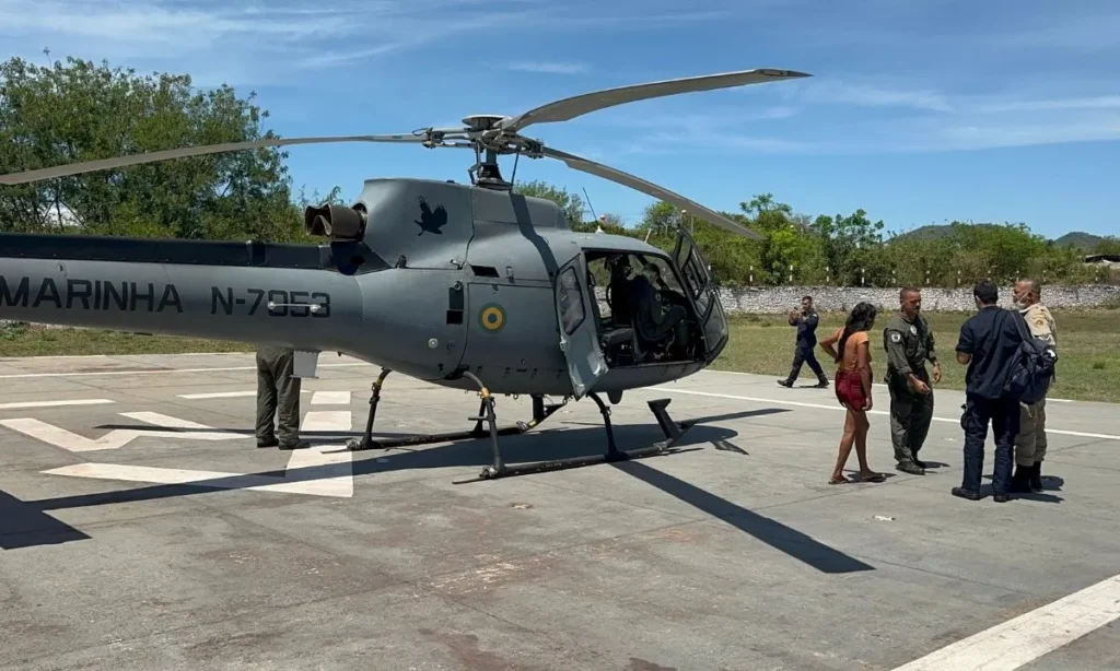 Marinha resgata gestantes em áreas remotas do Pantanal sul-mato-grossense 2 Marinha resgata gestantes em áreas remotas do Pantanal sul-mato-grossense. Jovens foram levadas de helicóptero para atendimento médico em Corumbá.