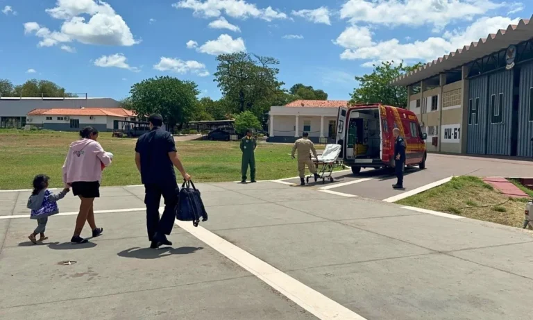 Marinha resgata gestantes em áreas remotas do Pantanal sul-mato-grossense. Jovens foram levadas de helicóptero para atendimento médico em Corumbá.