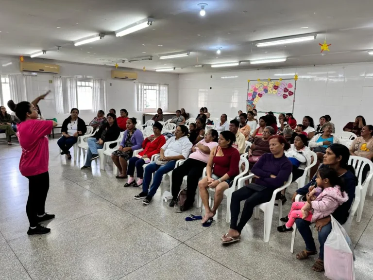 Reunião do Bolsa Família no Cras I integra saúde, educação e assistência social em Corumbá.