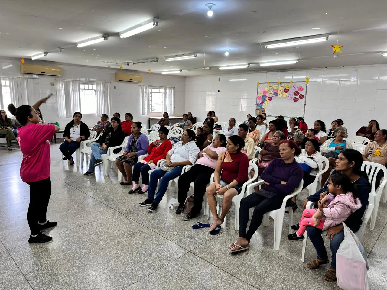 Reunião do Bolsa Família no Cras I integra saúde, educação e assistência social em Corumbá.