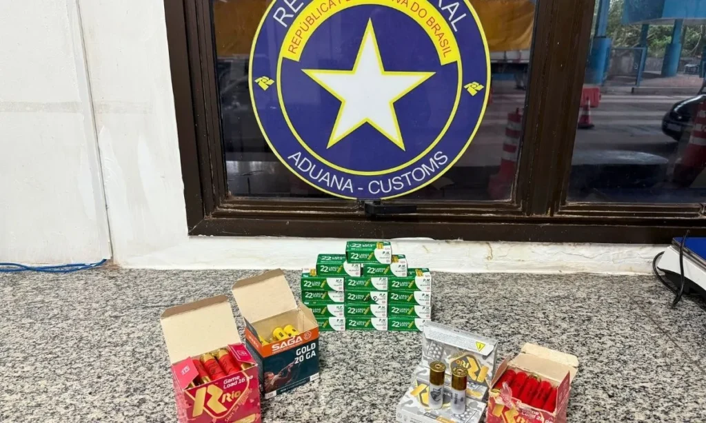 Oito bolivianos são flagrados com cápsulas de cocaína em ônibus clandestino na fronteira 2 rfb2 bolivianos