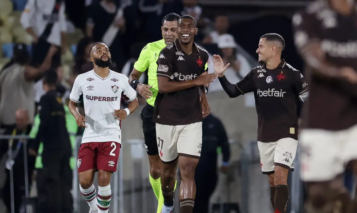 Leia mais sobre o artigo Rayan brilha de novo e Vasco vence o Fluminense no Maracanã