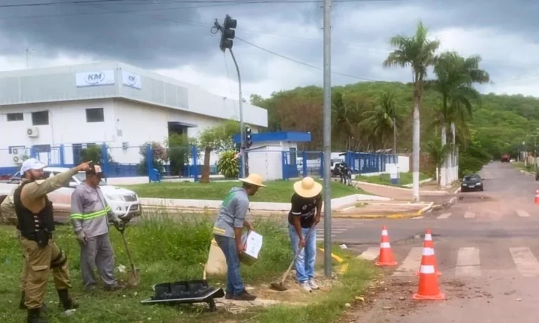 Danos em semáforos causados por fortes chuvas em Corumbá exigem reparos da Agetrat. Equipes trabalham para restabelecer a normalidade no trânsito.