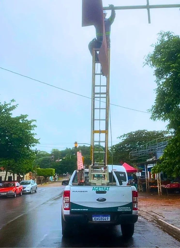 Danos em semáforos causados por fortes chuvas em Corumbá exigem reparos da Agetrat. Equipes trabalham para restabelecer a normalidade no trânsito.