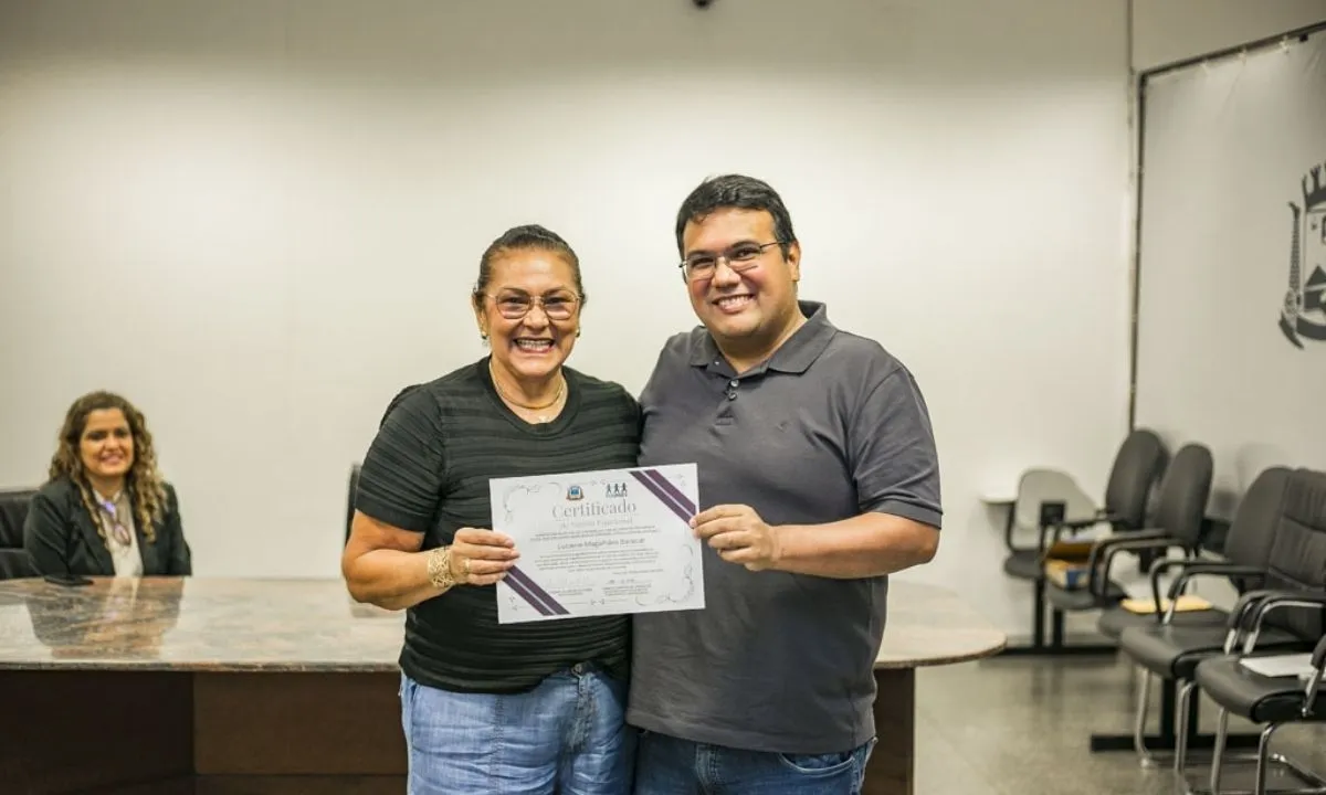 Servidores aposentados recebem Certificado de Mérito Funcional da Prefeitura de Corumbá. Cerimônia inédita homenageou 19 profissionais aposentados em 2025.