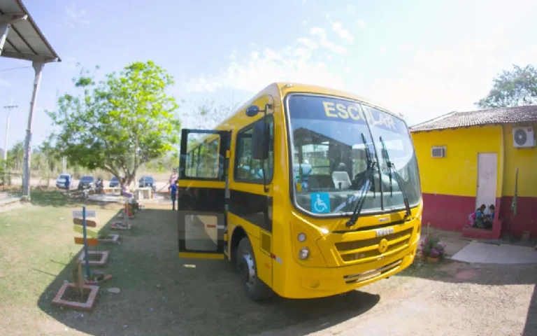 SEMED recebe novo ônibus escolar em Corumbá, com 59 lugares e acessibilidade, para reforçar o transporte de alunos da rede municipal.
