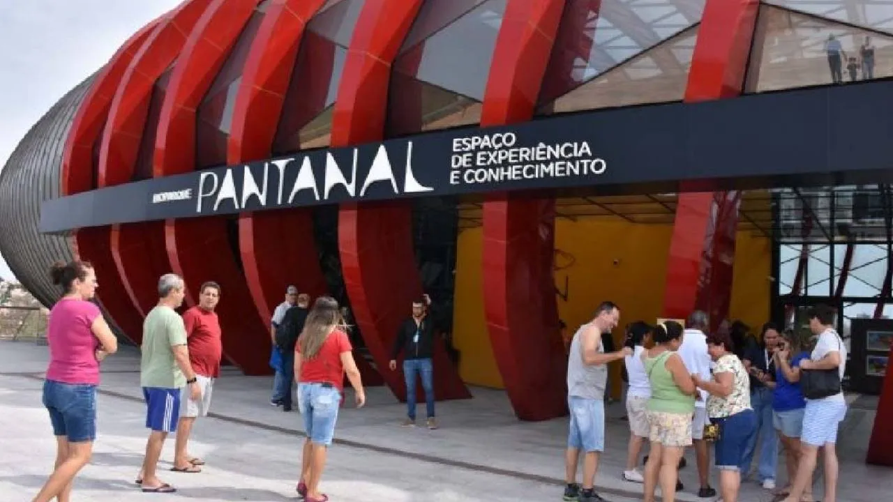 Descubra o Bioparque Pantanal em Campo Grande, o maior aquário de água doce do mundo. Guia completo para agendamento, atrações e visitação gratuita.
