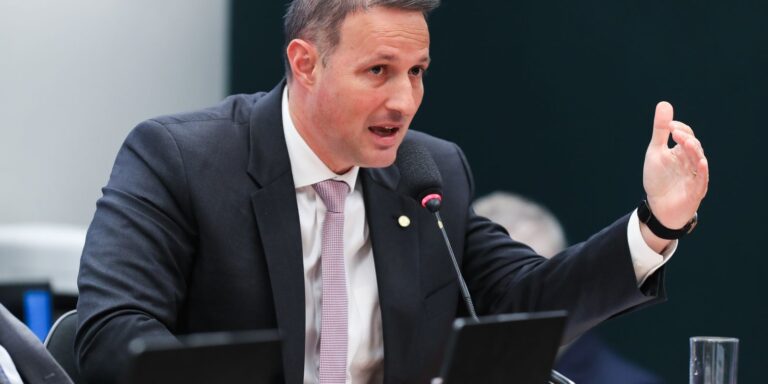 Guilherme Derrite, relator do PL Antifacção, esclarece que competências da PF e polícias estaduais serão mantidas. Saiba mais sobre o Marco Legal do Combate ao Crime Organizado.