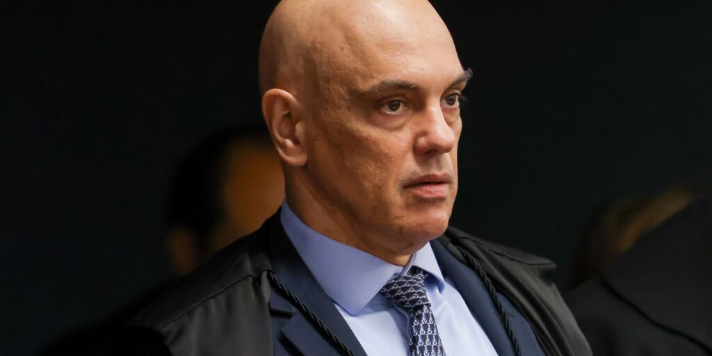 Prisão de Bolsonaro será analisada pela 1ª Turma do STF na segunda 2 Ex-presidente Jair Bolsonaro tentou romper tornozeleira eletrônica durante confusão em Brasília, diz Alexandre de Moraes em decisão do STF.