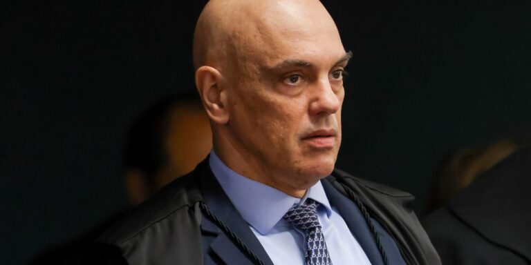 Ex-presidente Jair Bolsonaro tentou romper tornozeleira eletrônica durante confusão em Brasília, diz Alexandre de Moraes em decisão do STF.