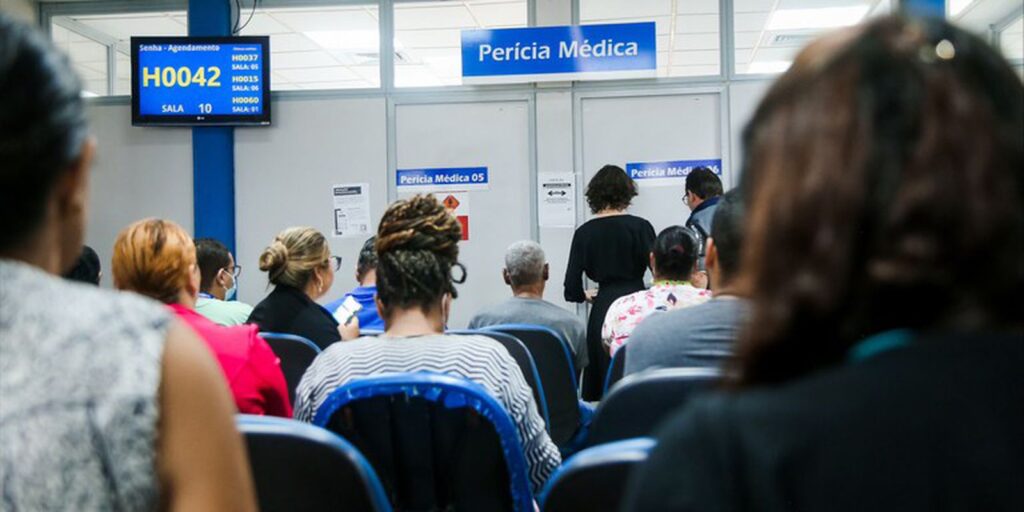 INSS cria comite para reduzir fila de 28 milhoes de BPC