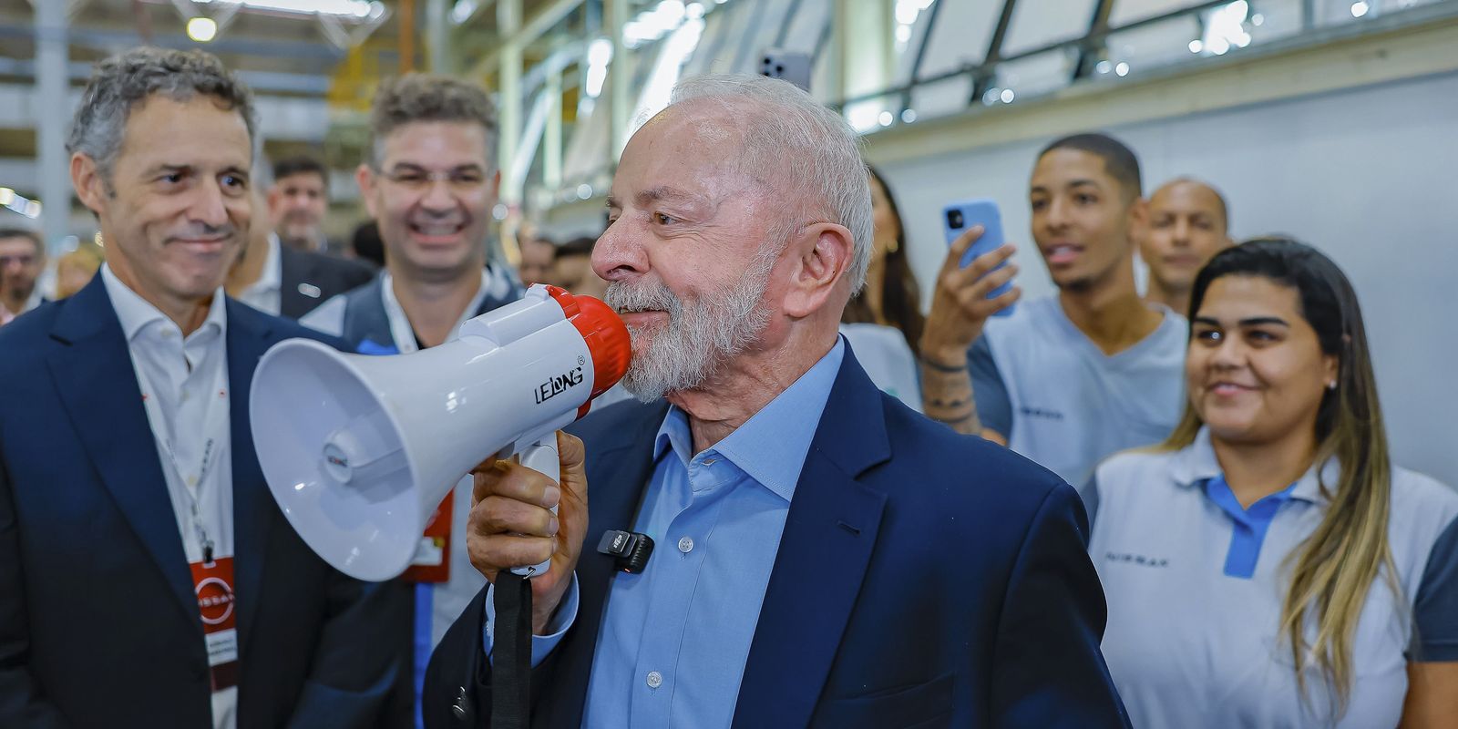 Lula assina medida que atualiza Programa de Alimentacao do Trabalhador