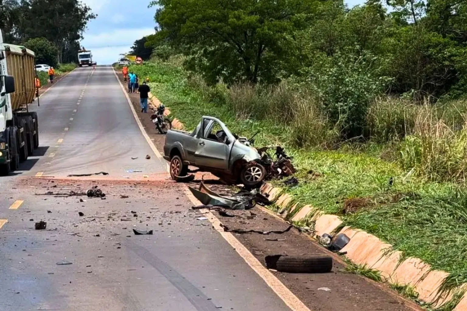 Acidente na BR-376 deixou carro partido ao meio e um morto, segundo Corpo de Bombeiros