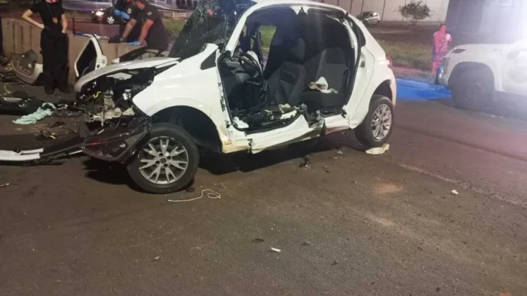 Passageiro morre após grave acidente de carro na Av. Gunter Hans, em Campo Grande. Saiba detalhes da investigação e mobilização no local.