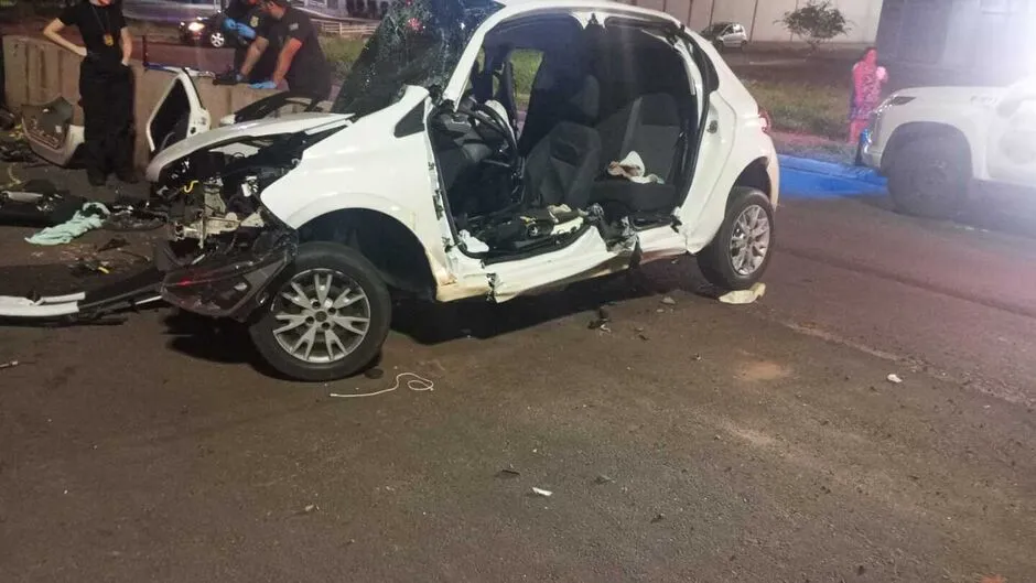 Passageiro morre após grave acidente de carro na Av. Gunter Hans, em Campo Grande. Saiba detalhes da investigação e mobilização no local.