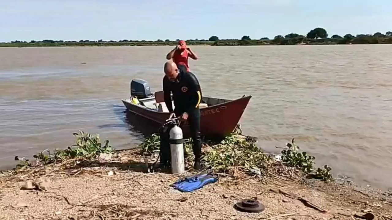Jovem de 18 anos desaparece após afogamento no Rio Paraguai, em Corumbá. Buscas intensas seguem com Corpo de Bombeiros no local.
