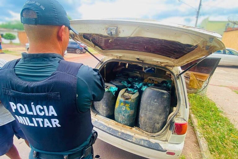 Polícia Militar apreende veículo estrangeiro com 650 litros de combustível ilegal em Corumbá; material foi encaminhado à Receita Federal e envolvidos à Polícia Federal.