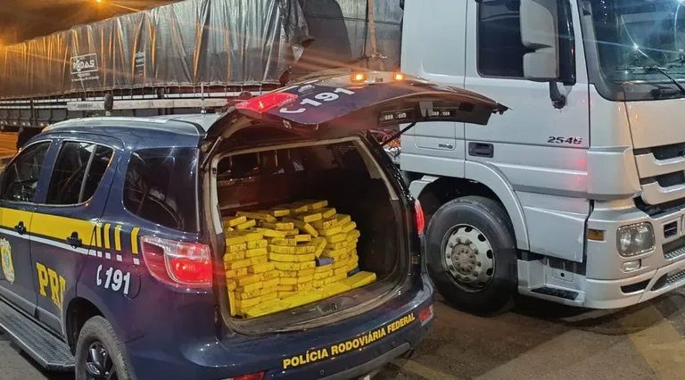PRF apreende 153 Kg de cocaína em Bandeirantes (MS) na BR-163. Carga milionária estava escondida em um caminhão. Motorista detido.