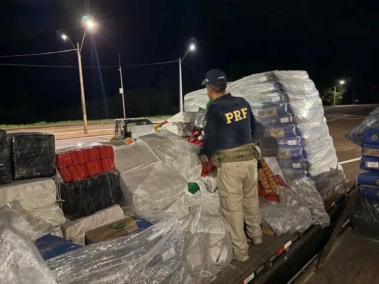 PRF apreende 2,7 toneladas de maconha escondidas em carga de fécula de mandioca na BR-163 em Rio Brilhante; motorista foi preso e encaminhado à Polícia Civil.