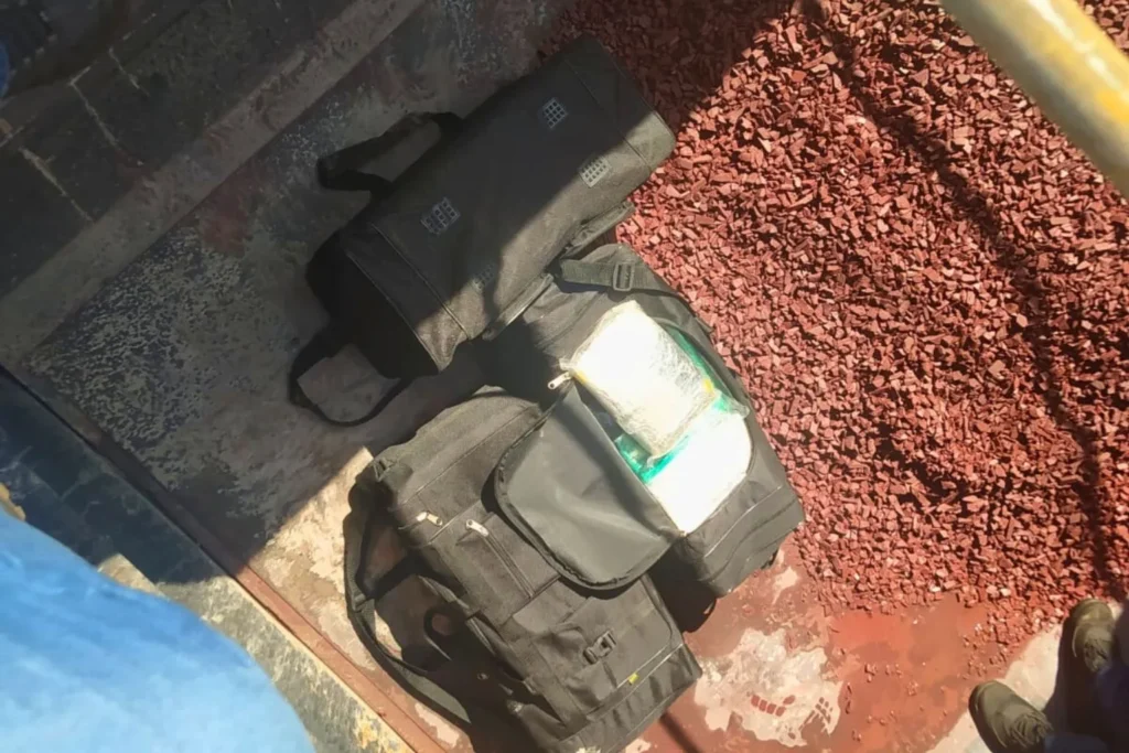 FICCO apreende 100 kg de cocaína em caminhão com carga de minério 2 apreensao pf2 cocaína em caminhão com carga de minério