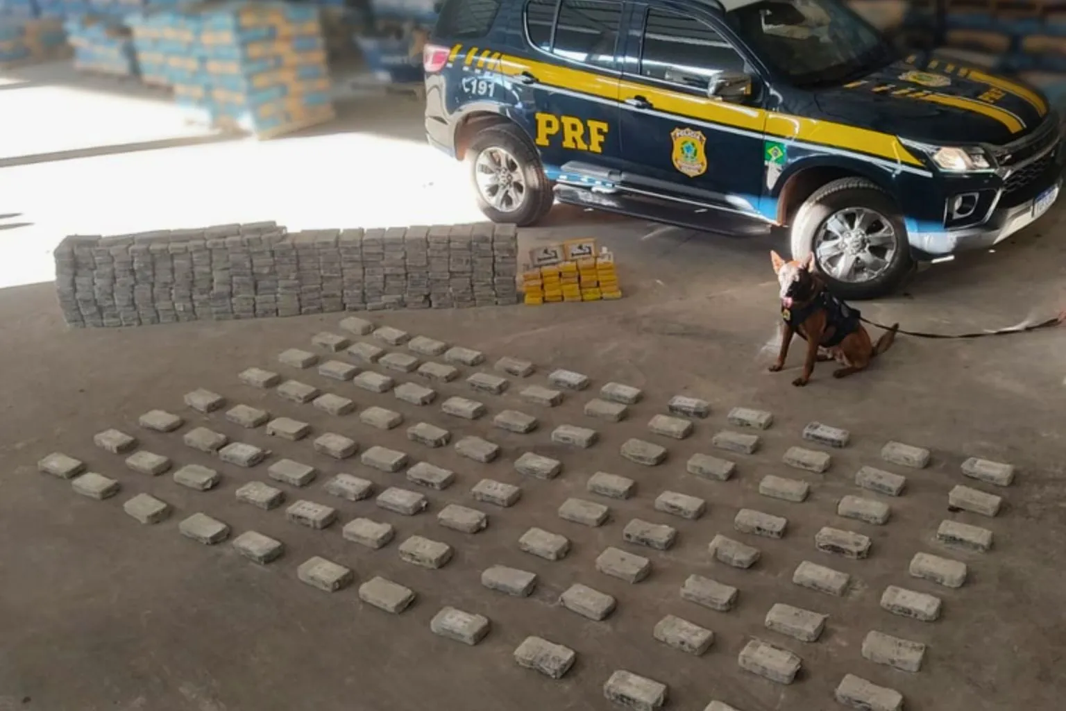 PRF apreende 386 kg de cocaína escondidos em carga de cimento na BR-262, em Campo Grande. Saiba detalhes da operação e abordagem policial.