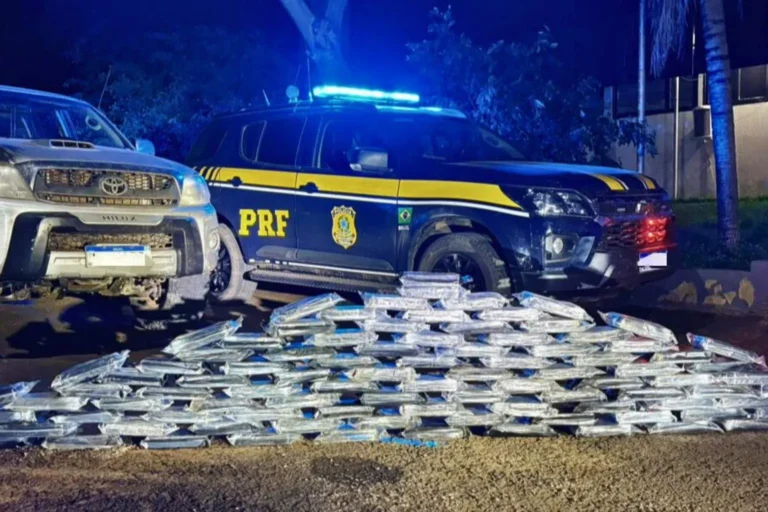 PRF apreende 101 quilos de cocaína em veículo abordado na BR-419 em Rio Negro