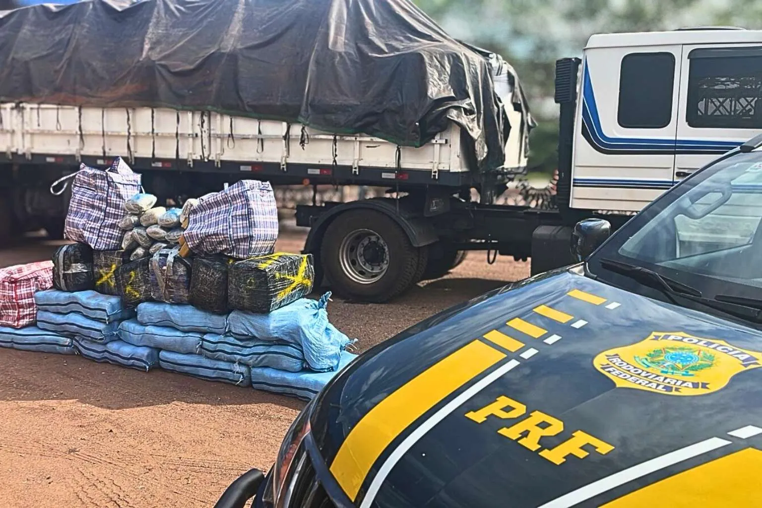Leia mais sobre o artigo PRF encontra drogas escondidas em carga de ureia na BR-262
