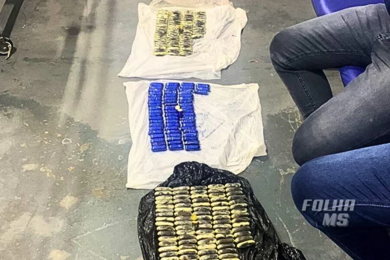 Polícia Militar prende cinco bolivianos em Corumbá após cães da Receita Federal detectarem cápsulas de drogas ingeridas.