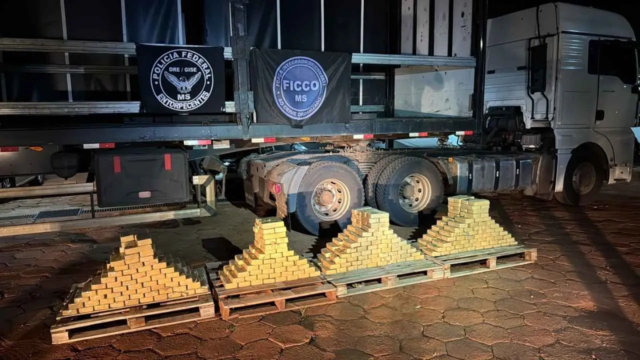 caminhão com fundo falso