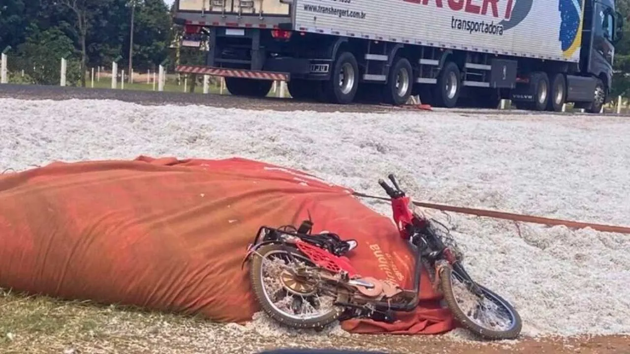 carga de algodão tomba sobre ciclista