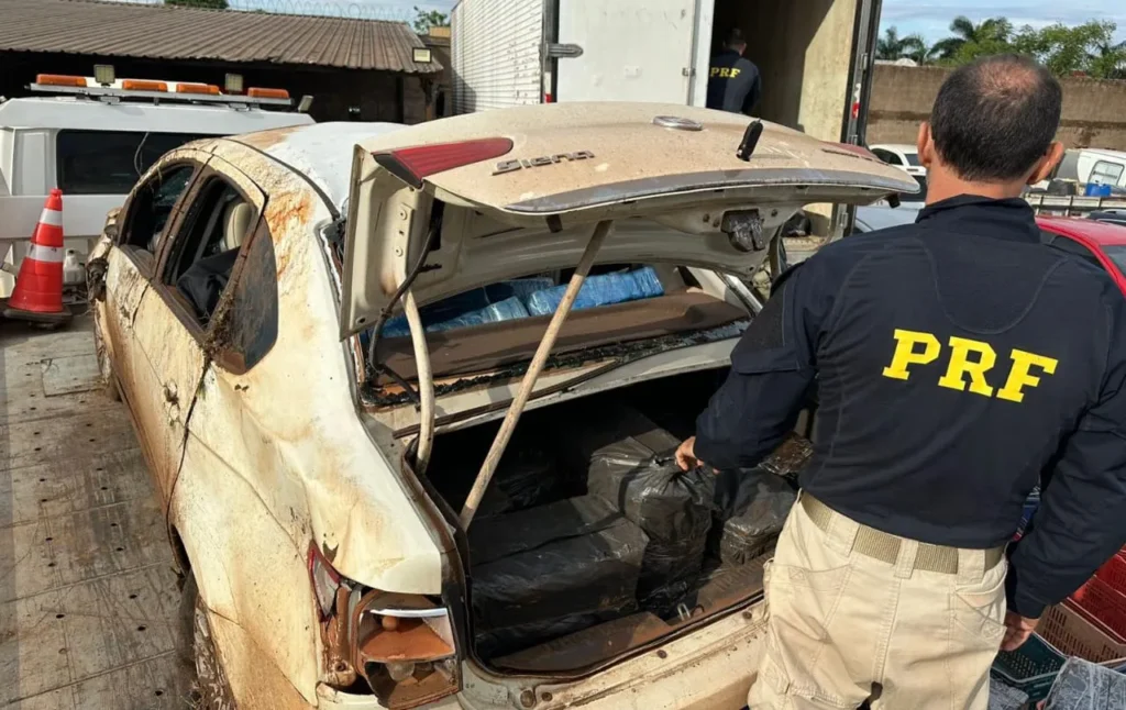 Tentativa de fuga termina com apreensão de 1,3 tonelada de maconha em Campo Grande 2 Tentativa de fuga em Campo Grande resulta na apreensão de 1,3 tonelada de maconha pela PRF. Dois homens detidos após perseguição e capotamento.