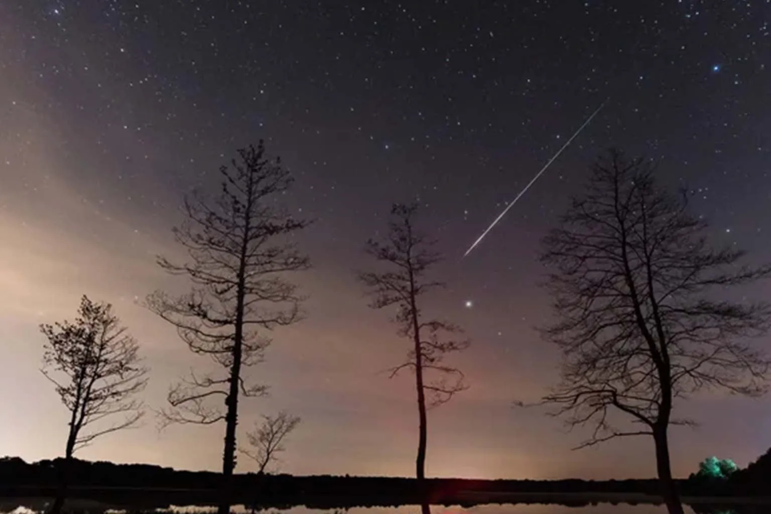 Novembro de 2024 reserva espetáculos celestes no Brasil: Cometa 3I/ATLAS e chuva de meteoros Leônidas. Não perca!