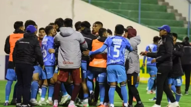 Jogo da Copa Paceña, na Bolívia, termina com 17 expulsões, briga generalizada e policiais em campo após empate entre Real Oruro e Blooming.