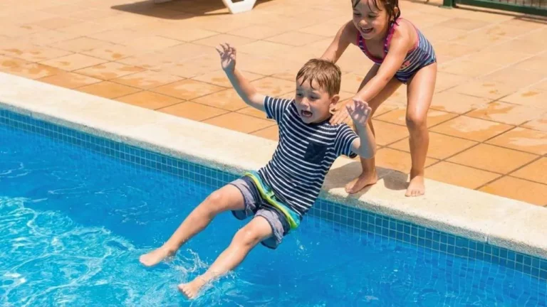 Menino de 11 anos é socorrido em Corumbá após acidente em piscina de clube recreativo.