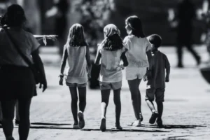 Censo 2022 revela chocantes 531 crianças de 10 a 14 anos casadas em MS. Descubra o perfil e as implicações legais dessa realidade.