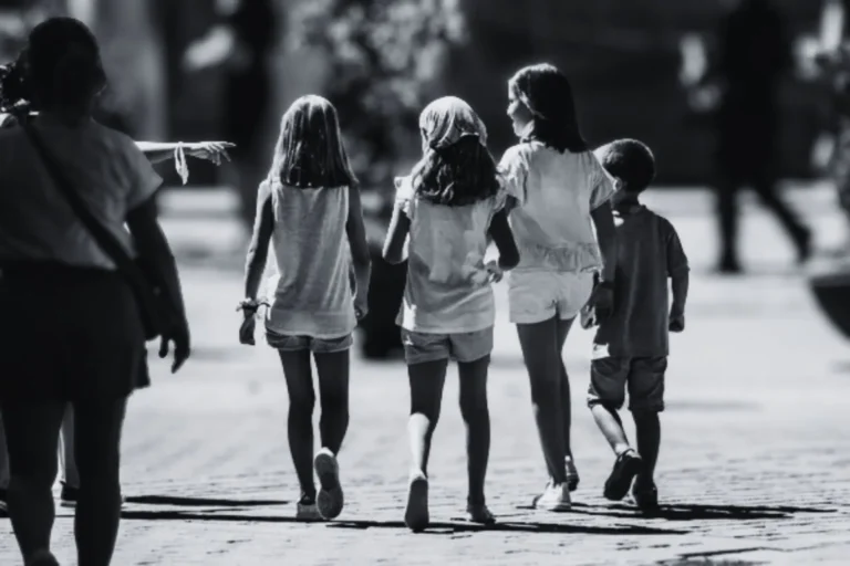 Censo 2022 revela chocantes 531 crianças de 10 a 14 anos casadas em MS. Descubra o perfil e as implicações legais dessa realidade.