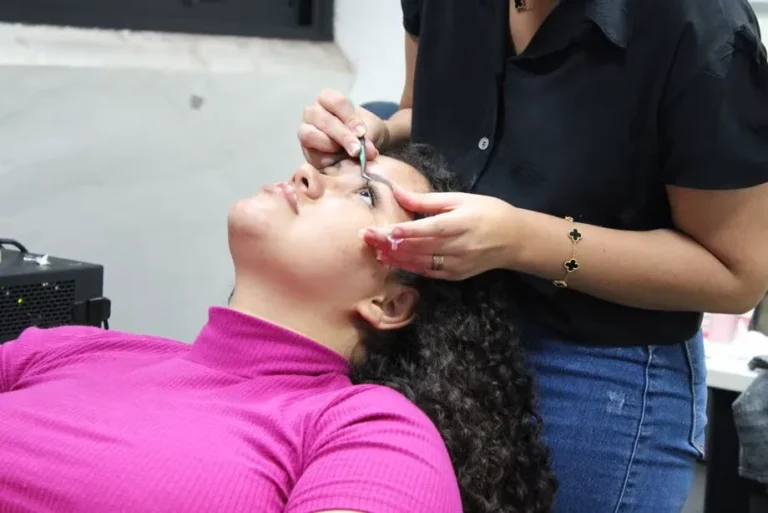 SEJUV Campo Grande oferece cursos gratuitos de Cílios Tufinho e Google Ads. Inscrições abertas para qualificação profissional. Vagas limitadas! Saiba mais.