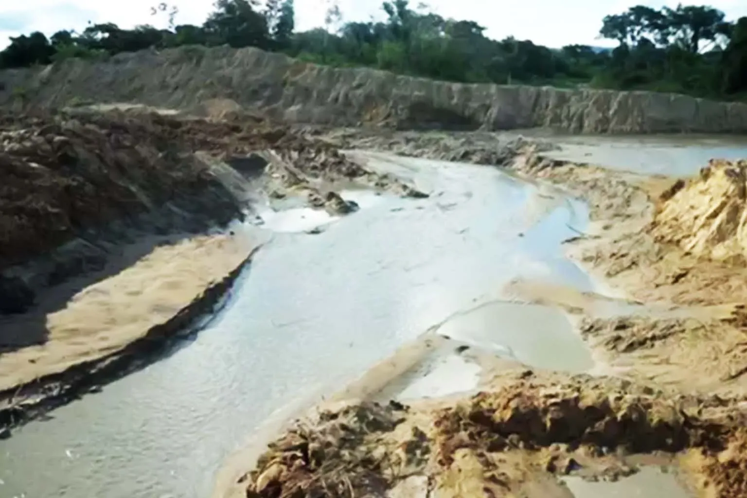 Empresa de navegação é multada em R$ 1,2 milhão por danos ambientais no Pantanal. Justiça determina recuperação de área degradada e implantação de sistema de escoamento.