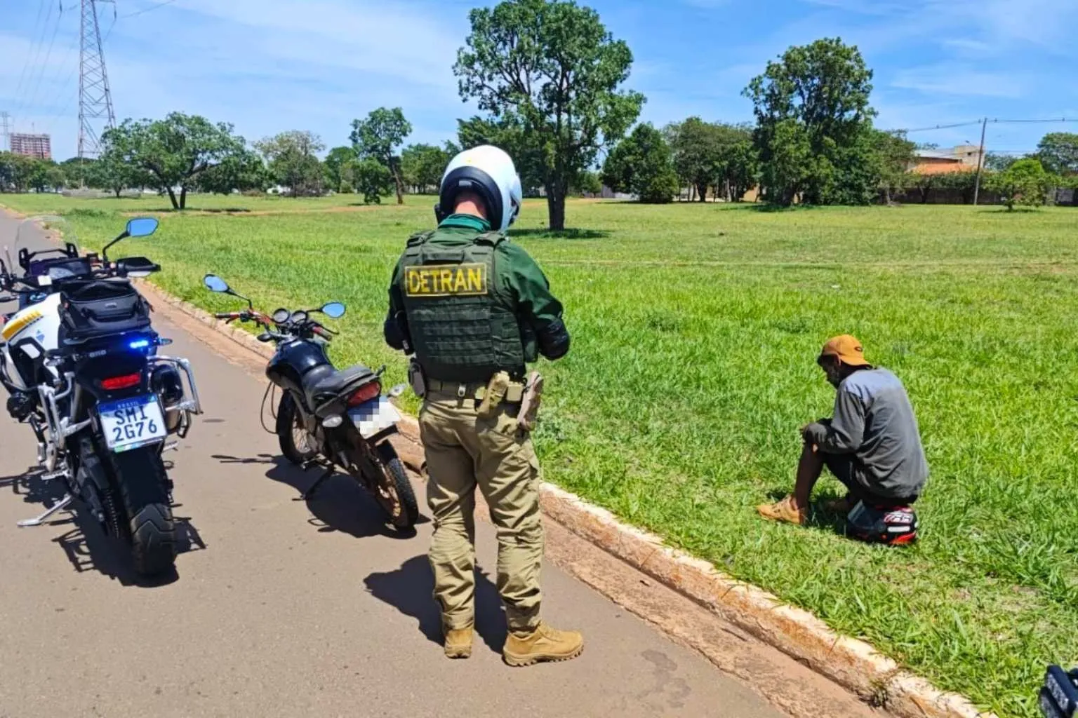 Motorista com 31 passagens policiais, 18 por violência doméstica, é preso em Campo Grande após furar semáforos e ter mandado de prisão em aberto.
