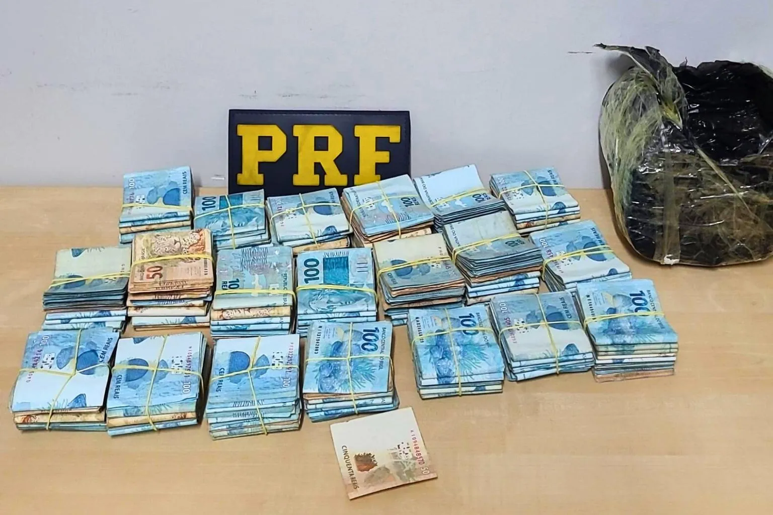 R$ 200 mil em espécie apreendidos em ônibus na BR-262 em Corumbá. Dinheiro escondido, passageiro detido. Saiba mais!