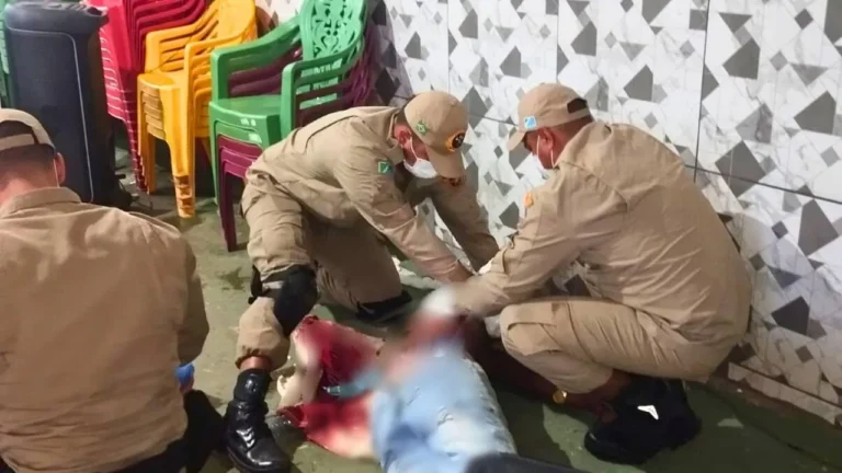 Dois homens ficam feridos em esfaqueamento após briga em bar em Corumbá. Vítimas foram socorridas pelo Corpo de Bombeiros e levadas ao pronto-socorro municipal.